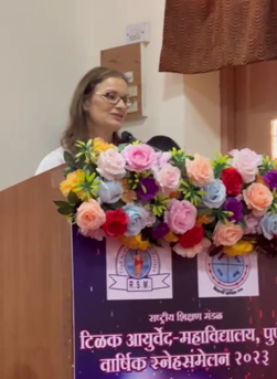 Gesundheitsvorträge - Dr. Sita Narayan-Schürger am Rednerpult